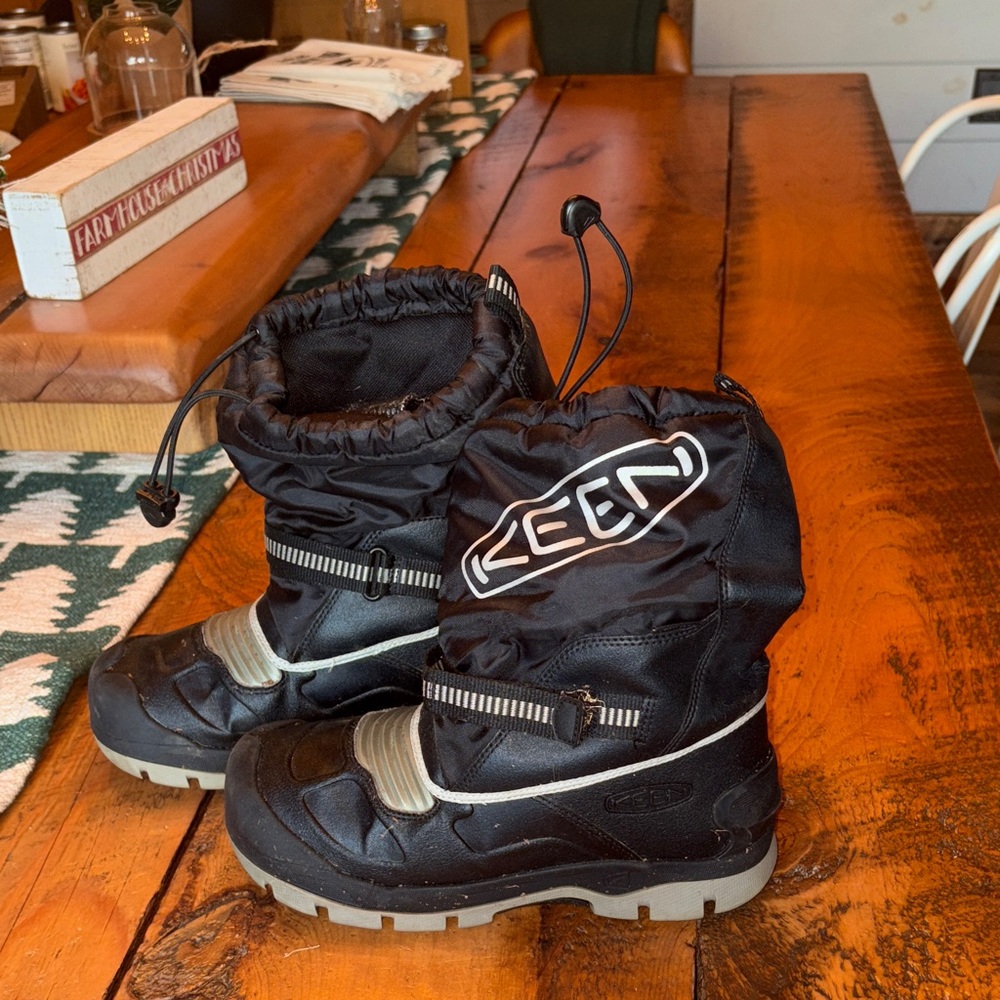 KEEN Kids Black and Gray Snow Boots